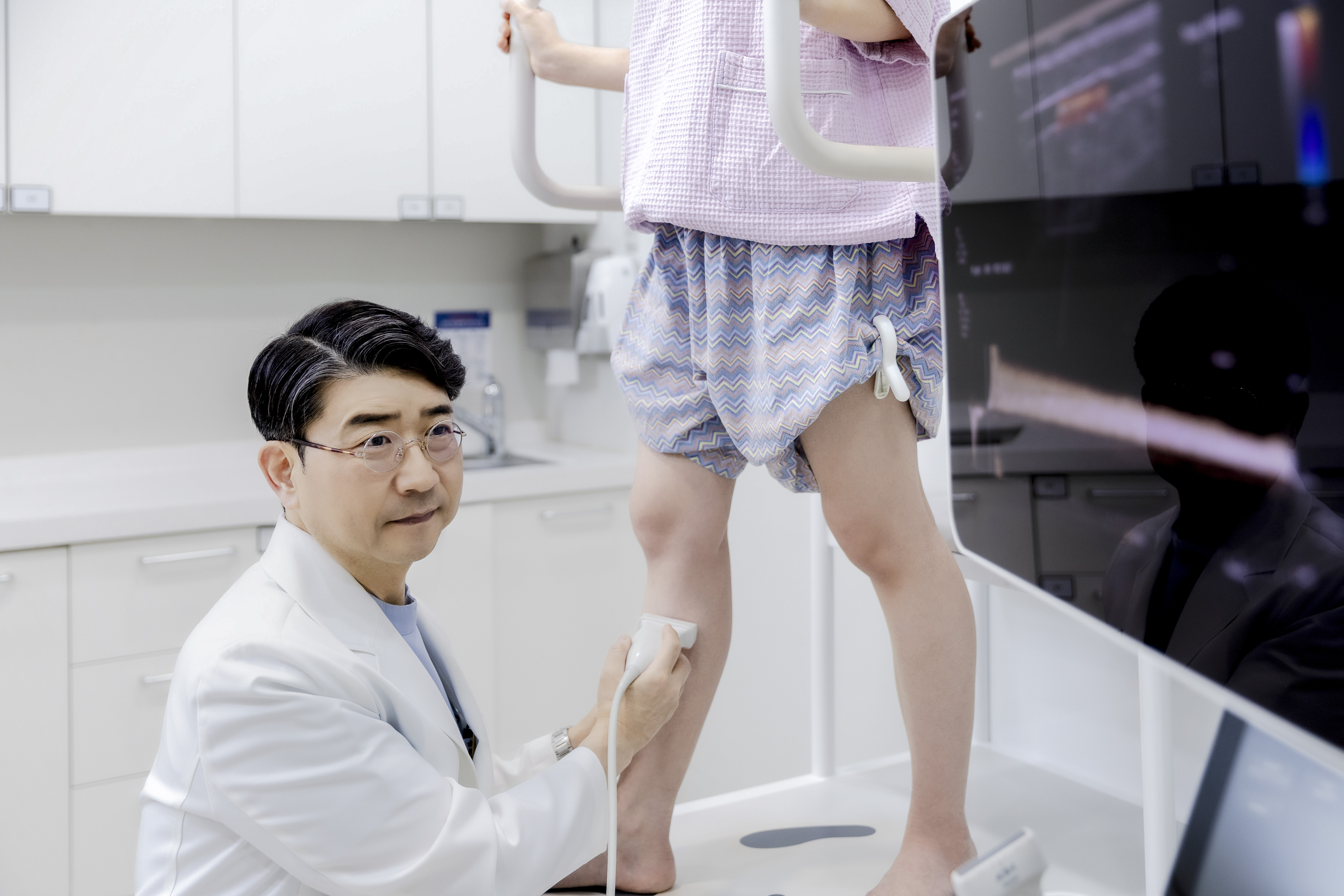 김병준 원장이 혈관 초음파 검사를 통해 하지정맥류를 진단하고 있다.jpg